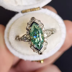 Pierścionek z zielonym szmaragdem i cyrkonem