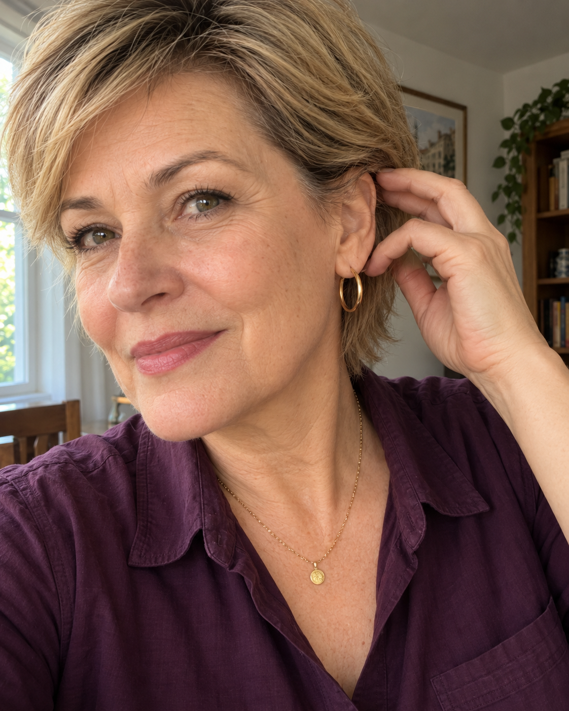 Ilustracyjne zdjęcie fikcyjnej kobiety pokazującej kolczyk na selfie, wygenerowane przez AI; nie przedstawia autorki opinii.